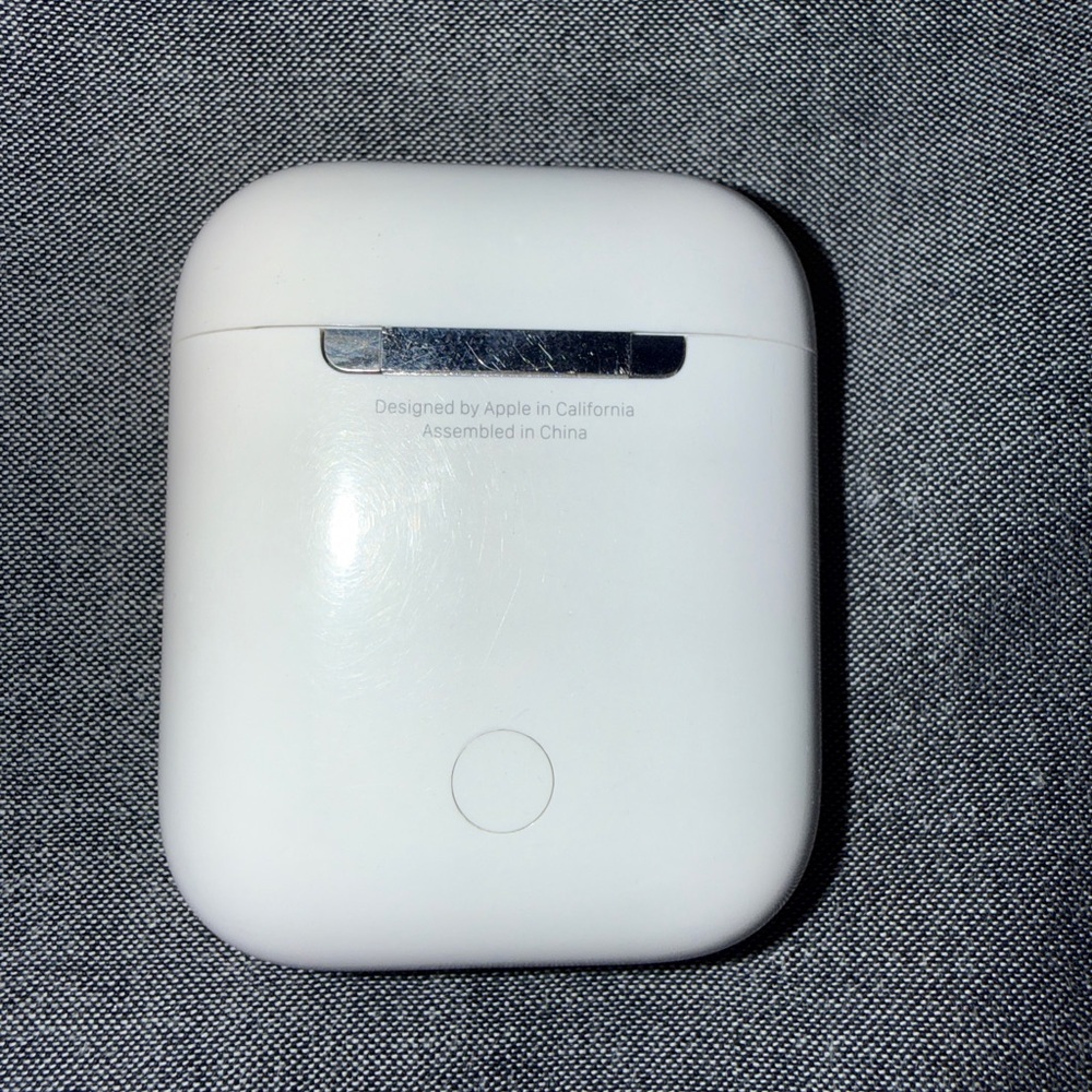 Apple Wireless Earbuds with Charging Case - White - Picture 3 of 8